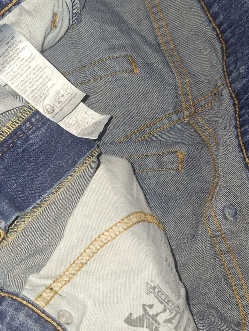 Levis waist 18
